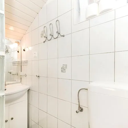 1 Bedroom Amazing In Apartment *