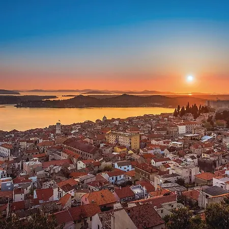 1 Bedroom Amazing In Apartment Pirovac