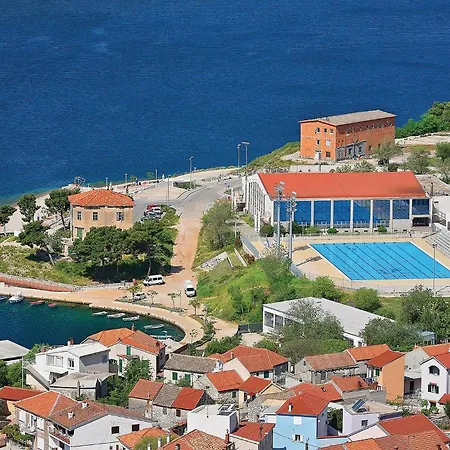 1 Bedroom Amazing In Pirovac